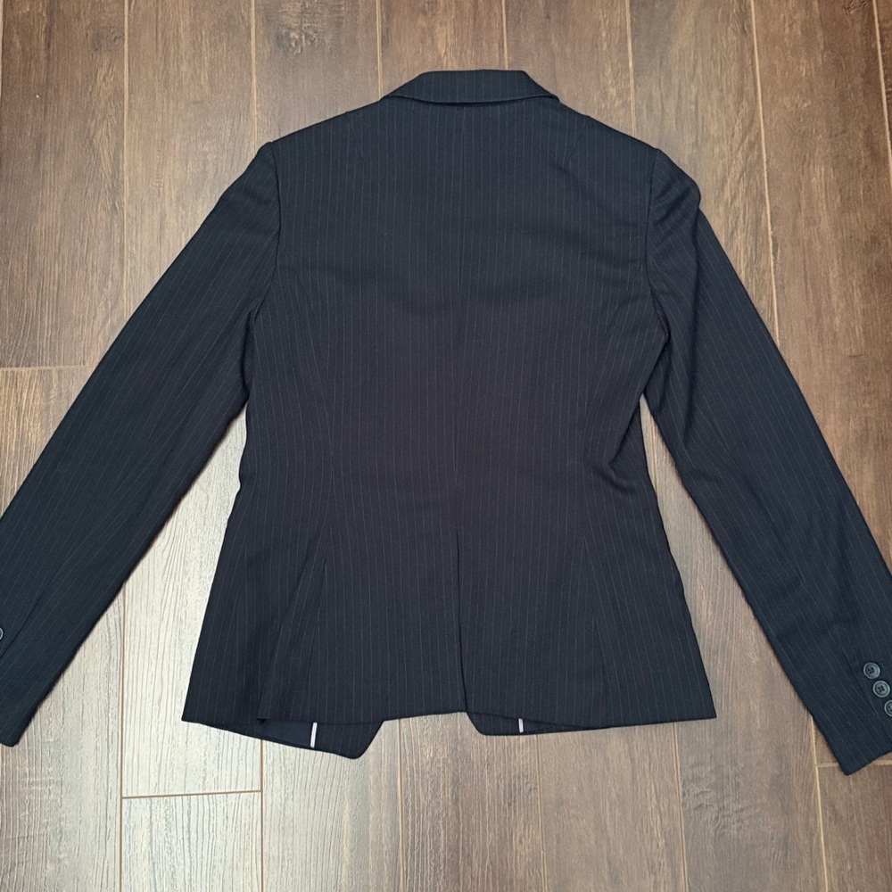 Banana Republic Dark Pinstripe Blazer, size 2, as new condition - Picture 4 of 6